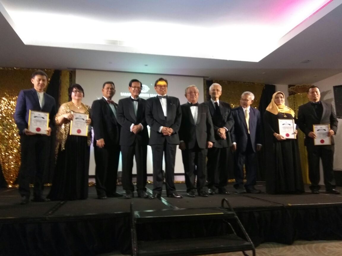 Picture shows Datuk Amar (fifth from left) with Datuk Lee on his right and from his left are Datuk Sikie, Datuk Abdul Wahab and Datuk Talib, and the recipients of the Excellent Service Award.