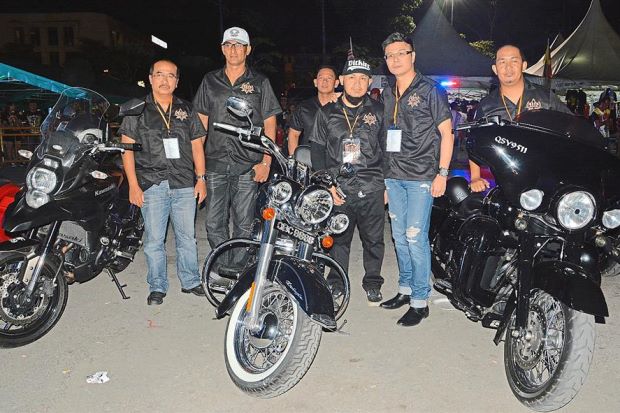 District Police Chief ACP Mohd Kamal (left), Event organiser Abdul Razak Abdul Salam, Sibu Municipal Council deputy chairman Datuk Andrew Wong (second from right) standing in front of three big bikes. Photo credit: Borneo Post Online.