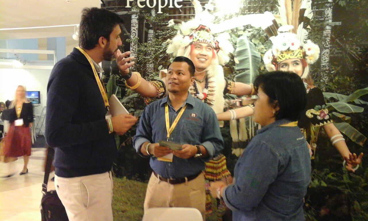 Photo shows Maurice Balang (middle) and Sarren Michael (right) of STB having discussion with one of the bands manager