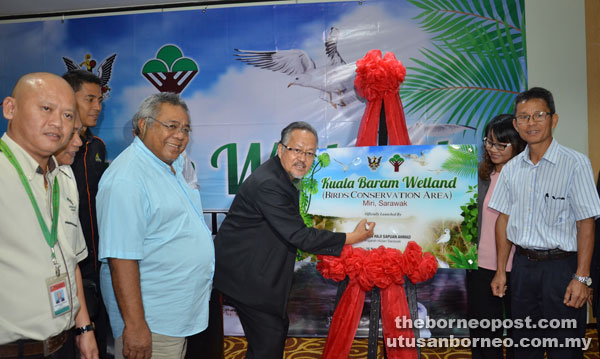 Sarawak Forestry Department Director Sapuan Ahmad signs the plaque as a symbolic gesture to launch Kuala Baram Wetland as a bird conservation area. MNS Miri chairman, Musa Musbah is at second left, front row. Photo credit: Borneo Post