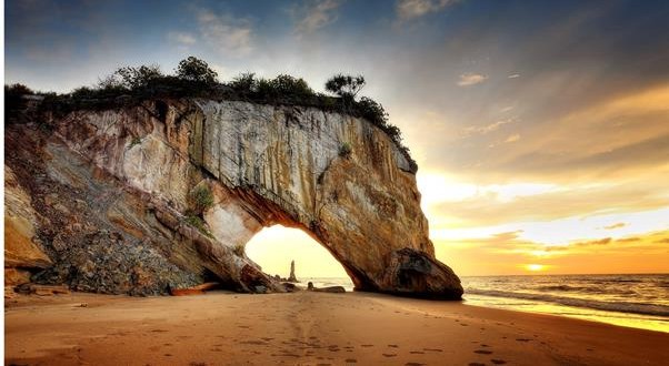 Picture shows Horse Head Cliff at Tusan Beach, Miri. Photo credit: See Hua News