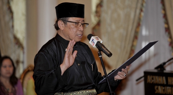 Image shows Datuk Amar Abang Haji Abdul Rahman Johari being sworn in as Chief Minsiter. Photo Credit: Sin Chew Daily