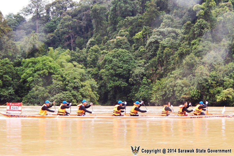 Image shows Baleh-Kapit Raft Safari participants. Photo credit: Sarawak State Government. 