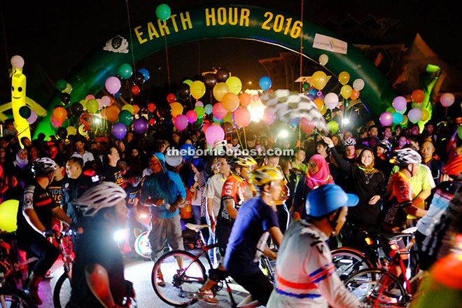 Image shows participants in the Earth Hour Walk and cycling event, 2016. Photo credit: Borneo Post