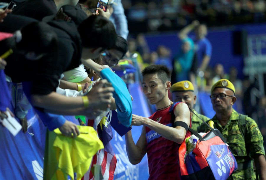 Image shows Datuk Lee Chong Wei with his fans after a match during the Malaysia Open at the Perpaduan Stadium, Petra Jaya. Photo credit: Nadim Bokhari, Bernama.