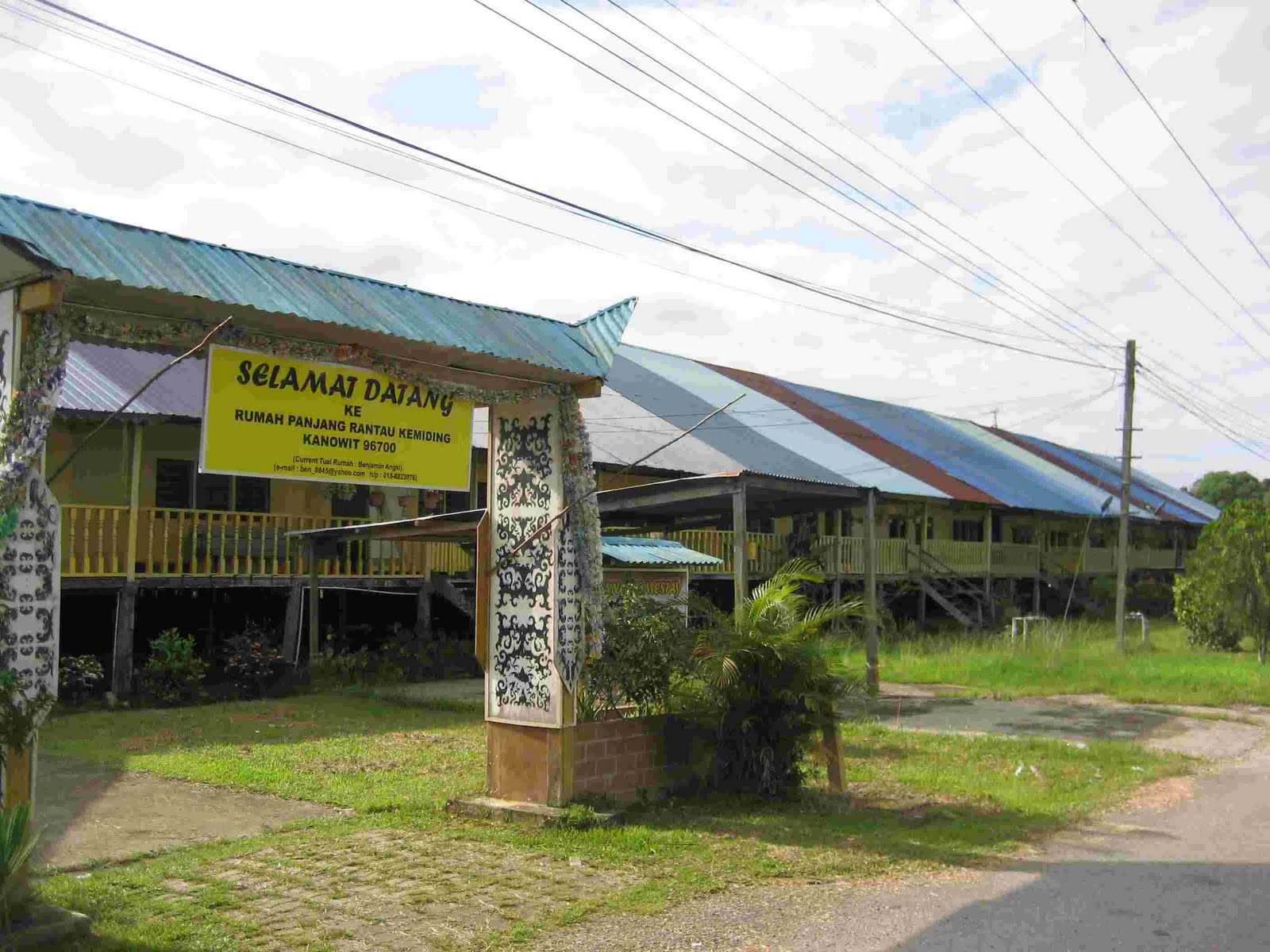 Image shows welcome sign and entrance to Rantau Kemiding longhouse. Photo credit: Rantau Kemiding blogspot.