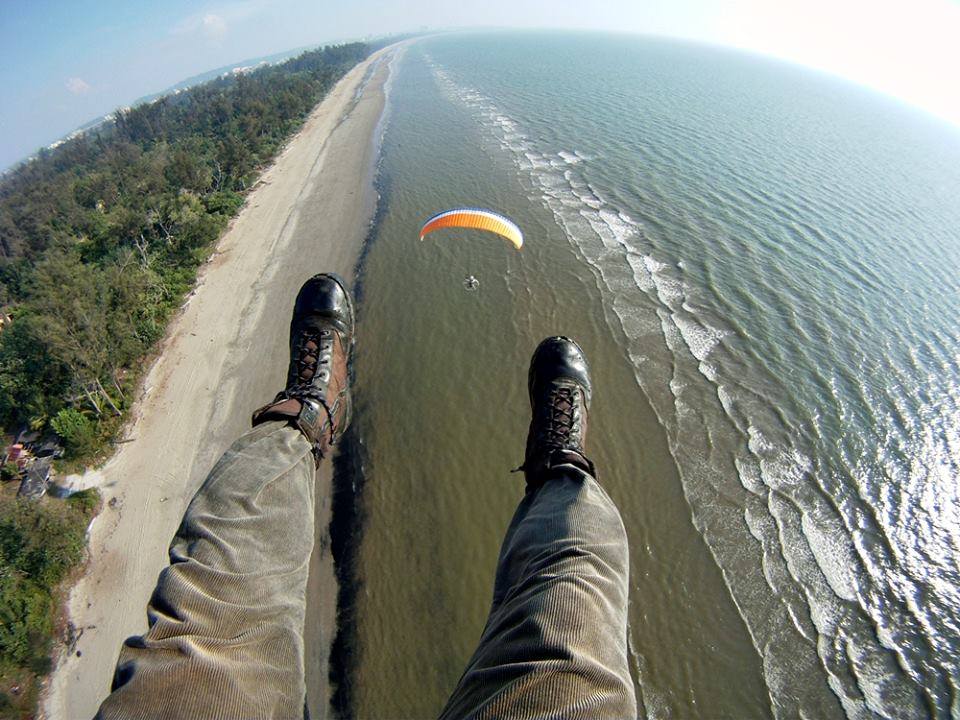 Image shows Miri’s local paraglider, taking a picture of the Marina Bay seaside. Photo taken from Coco Cabana Facebook page.