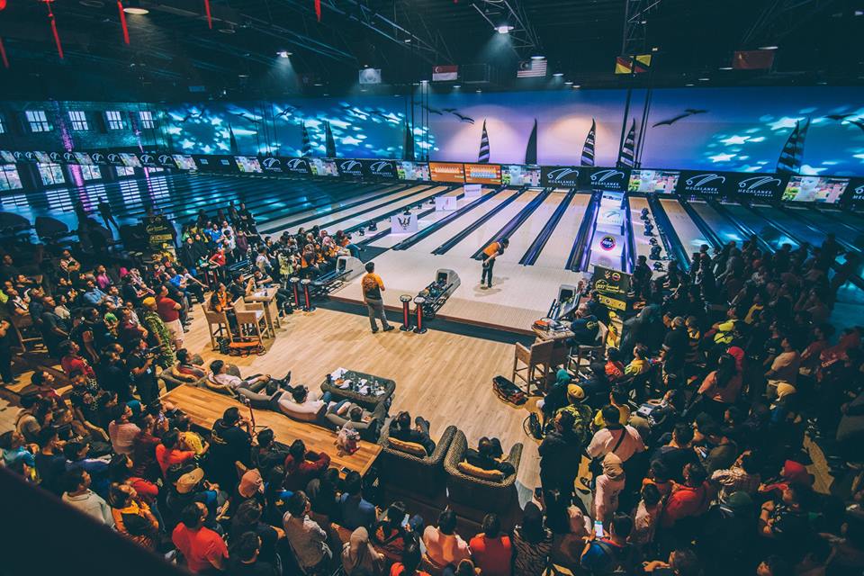 Crowds gather to watch the Sarawak International Open Tenpin Bowling Championship 2017. Image credit: Sarawak International Open Tenpin Bowling Championship 2017 Facebook page.