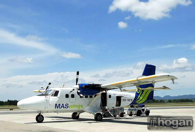 Photo Credit: Davig Hogan retrieved at http://blog.malaysia-asia.my/2009/07/mulu-airport-sarawak-flying-maswings.html