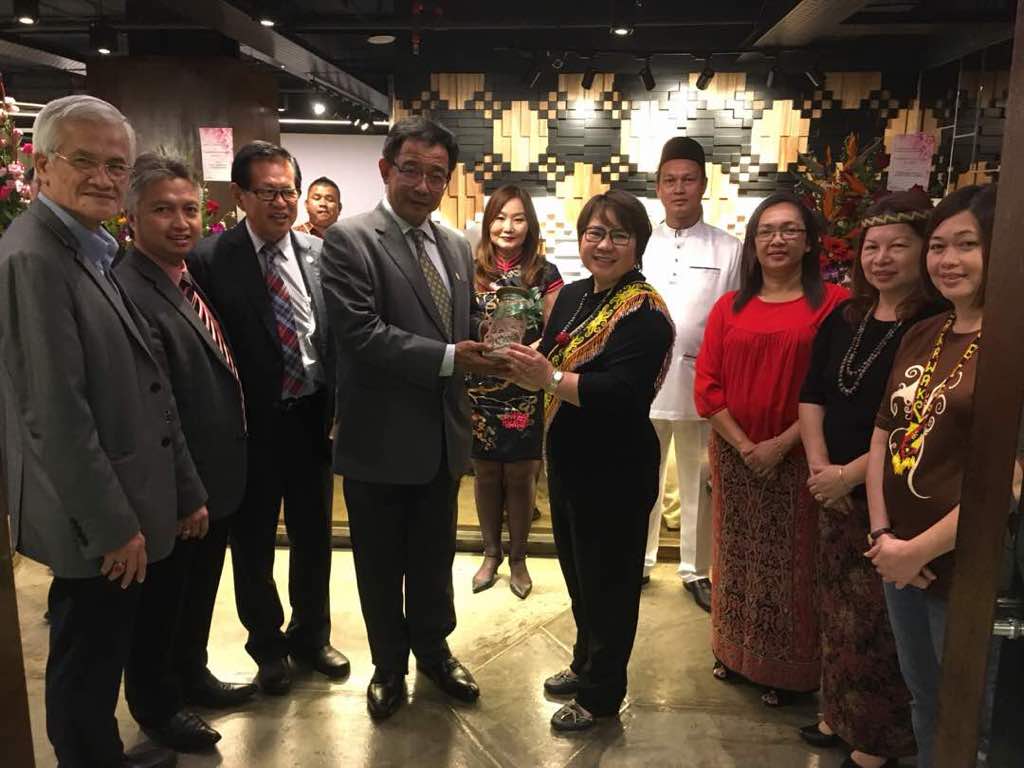 Seen in the photo, Mdm Mary Wan Mering presented a souvenir to Datuk Haji Abdul Karim Rahman Hamzah. Also present to his right is Datuk Lee Kim Shin, Datuk Snowdan Lawan and Datuk Haji Abdul Wahab Bin Aziz with Sarawak Tourism Board’s officers.