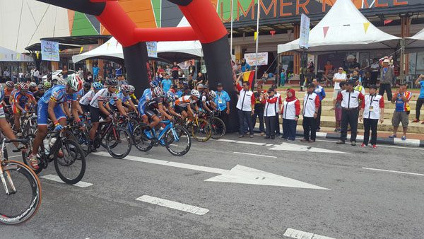 Image shows Samarahan Bike Challenge 2016 starting line in front of Summer Mall. Photo Credit: Borneo Post.