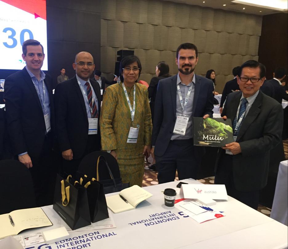Datuk Lee (right) presenting the Gunung Mulu National Park coffee table book to Min Yao, Director of International Planning of China Express Airlines. Seen from left is STB’s Chief Executive officer, Sharzede Datu Haji Salleh Askor and China Express’s International Business Manager, Meng Ling.