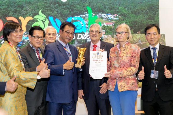 Picture shows Datuk Karim (third from left) with the award citation which he received from Jo Huschert and Mrs. Huschert (second right). Also seen from left is CEO of Sarawak Tourism Board, Sharzede Datu Haji Salleh Askor and Assistant Minister of Tourism, Arts and Culture, Datuk Lee. Seen partly hidden, Chairman of STB Datuk Haji Abdul Wahab. Also seen at right is Permanent Secretary of the Ministry of Tourism Arts and Culture, Hii Chang Kee.