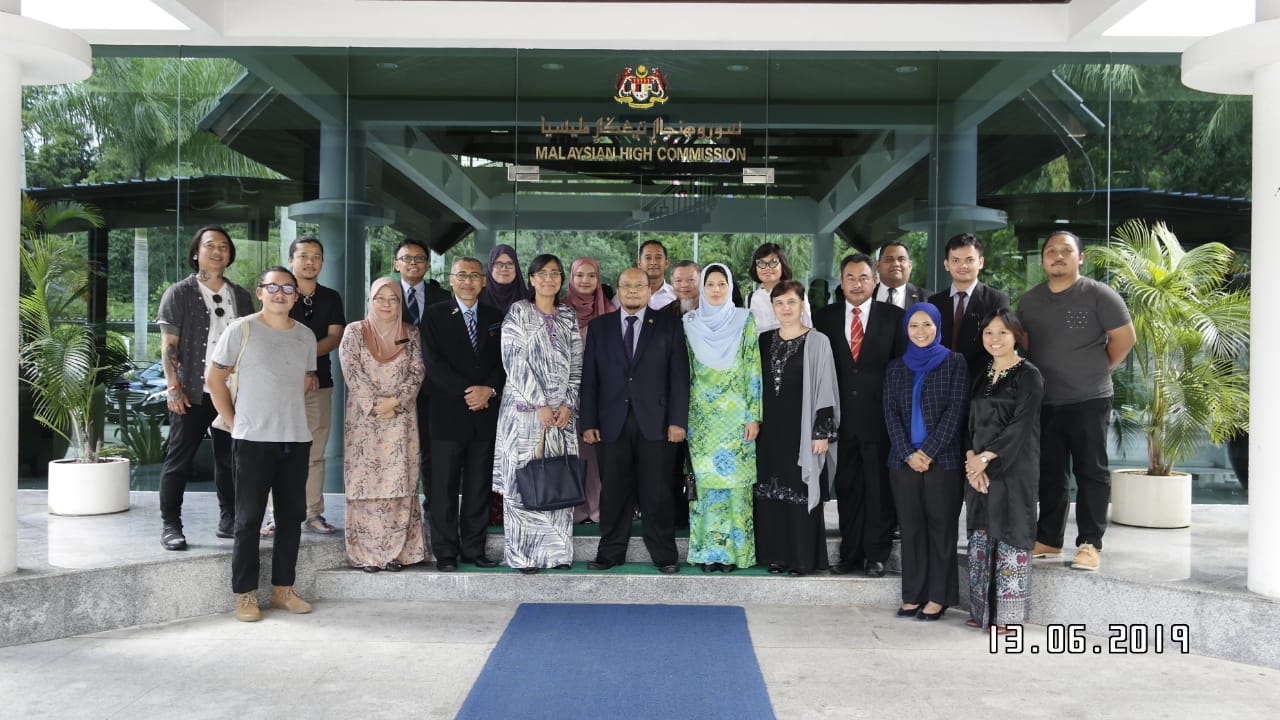 Ismail (centre) with Sharzede (on ismail’s right), Ibrahim (on Sharzede’s right) and other Invited guests pose for a group photo in front of Malaysia High Commission Office in Brunei Darussalam. 