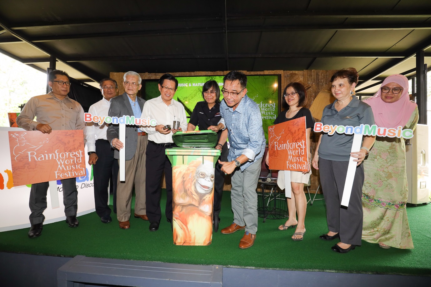 Image shows Minister of Tourism, Arts, Culture, Youth and Sport Datuk Haji Abdul Karim Rahman Hamzah (centre) next to one of the decorated recycle bins that will be at the RWMF. Second on his right, Assistant Minister of Tourism, Arts and Culture YB Lee Kim Shin is holding the limited RWMF collapsible cup. Also in the photo (from left) Board of Director for STB Tuan Haji Mohammad Ibrahim Nordin, CEO of STB Sharzede Datu Hj Salleh Askor, Principle Assistant Secretary Yusfida Binti Khalid