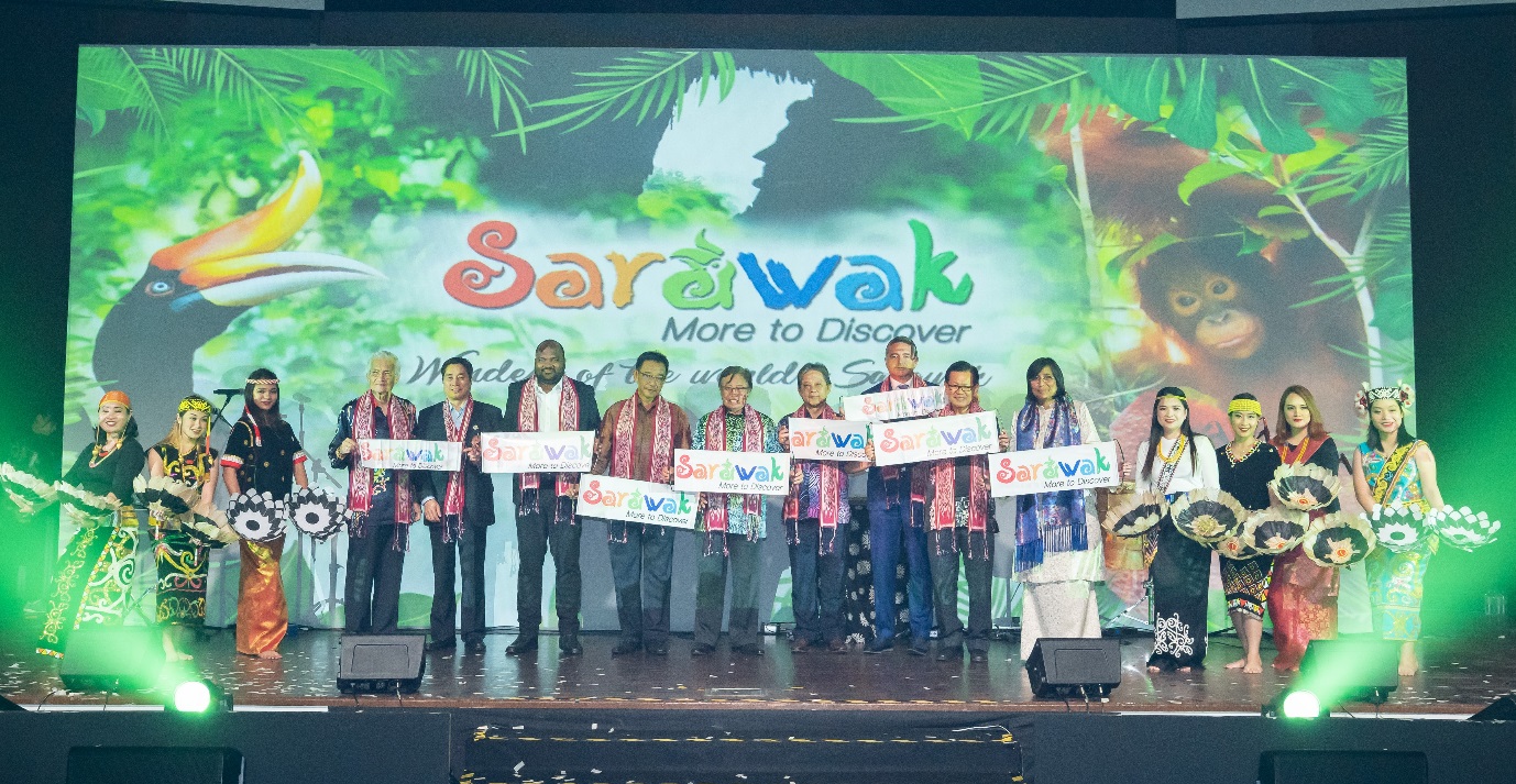 Picture shows guests at the WTC Welcoming Dinner with the Chief Minister (eight from left ) flanked by Sarawak’s Tourism, Arts and Culture Minister, Datuk Haji Abdul Karim Rahman Hamzah on his left and the Federal Minister of Tourism, Arts and Culture, Datuk Mohammadin Ketapi on his right.