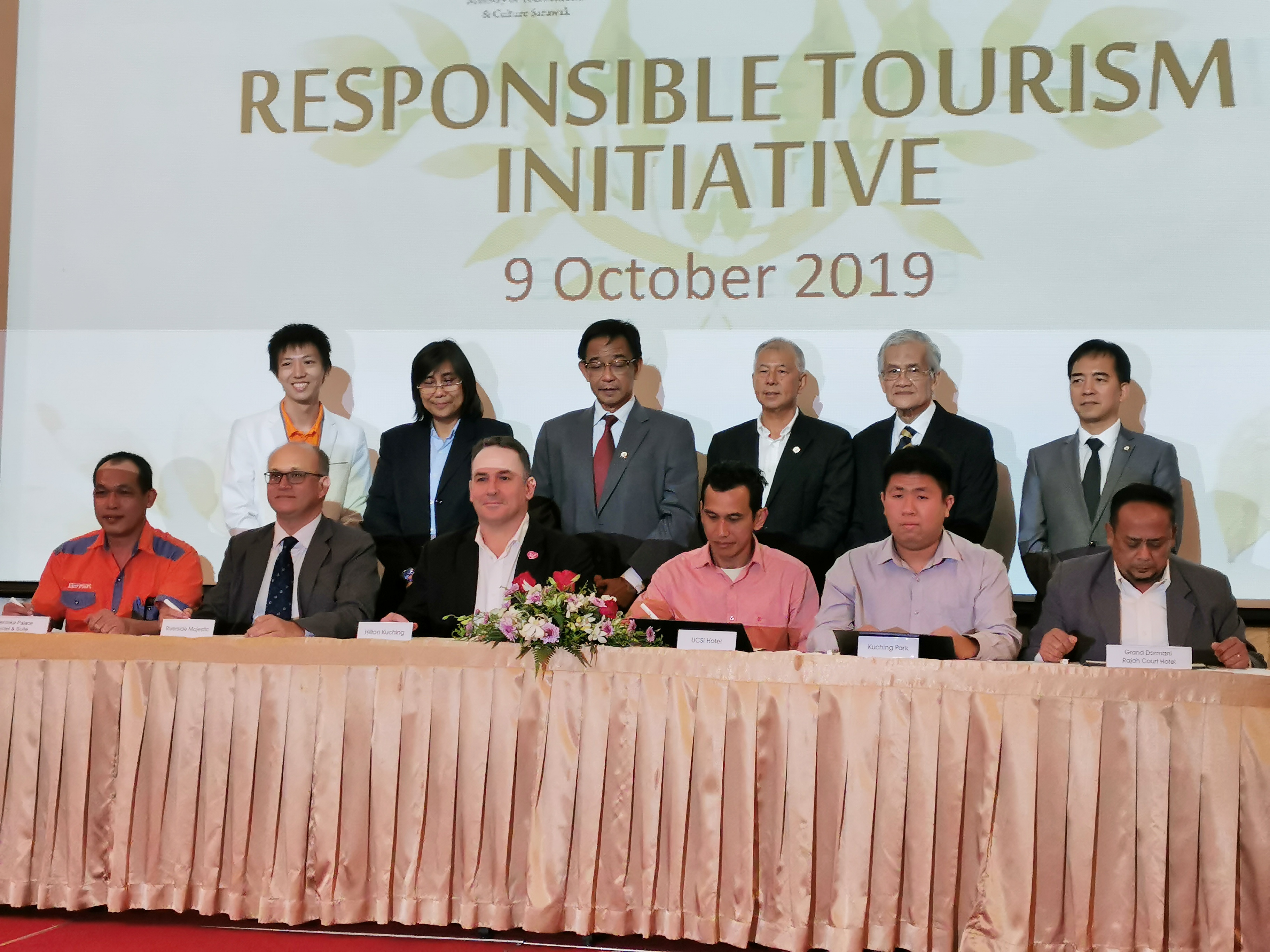 Photo shows six hotel partners participating in the pledge signing ceremony, witnessed by the Minister of Tourism, Arts and Culture, YB Datuk Haji Abdul Karim Rahman Hamzah standing third from left.