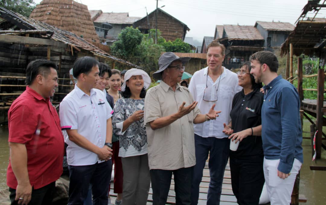 Photo shows Hon Datuk Karim Rahman Hamzah, Minister of Tourism, Arts and Culture (Middle) sharing his views on the set of White Rajah at Siniawan together with Producer Rob Allyn (third from right), Sarawak Tourism Board’s Chief Executive Officer Sharzede Datu Hj Salleh Askor on his right, Brooke Heritage Trust, Jason Brooke(right) including Hon. Miro Simuh at left with the Tourism’s Permanent Secretary, Mr Hii Chang Kee (second from left). 