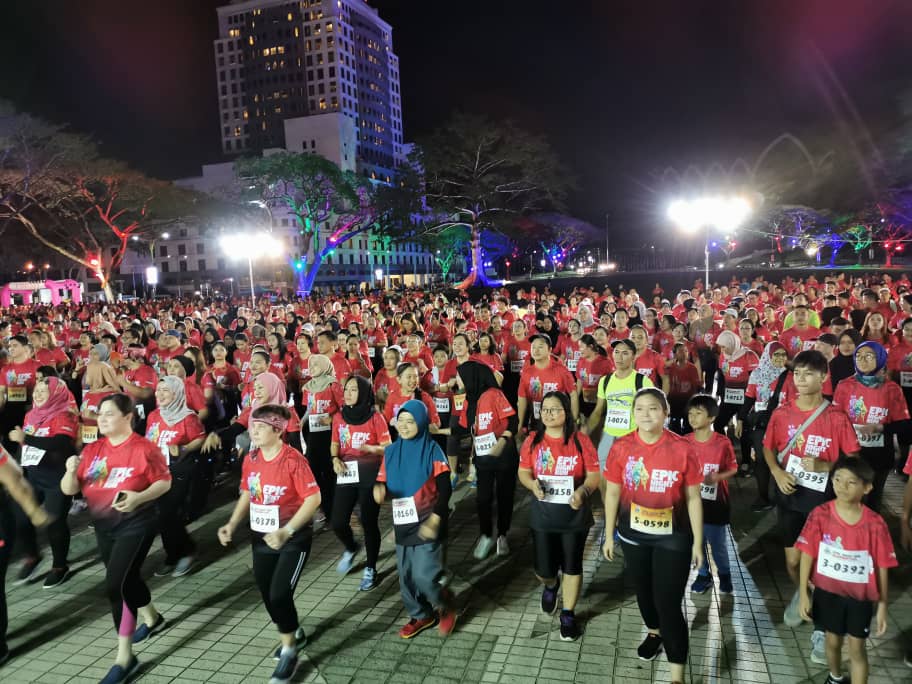 Photo shows EPIC Night Run participants during the warming up session at Padang Merdeka Kuching.