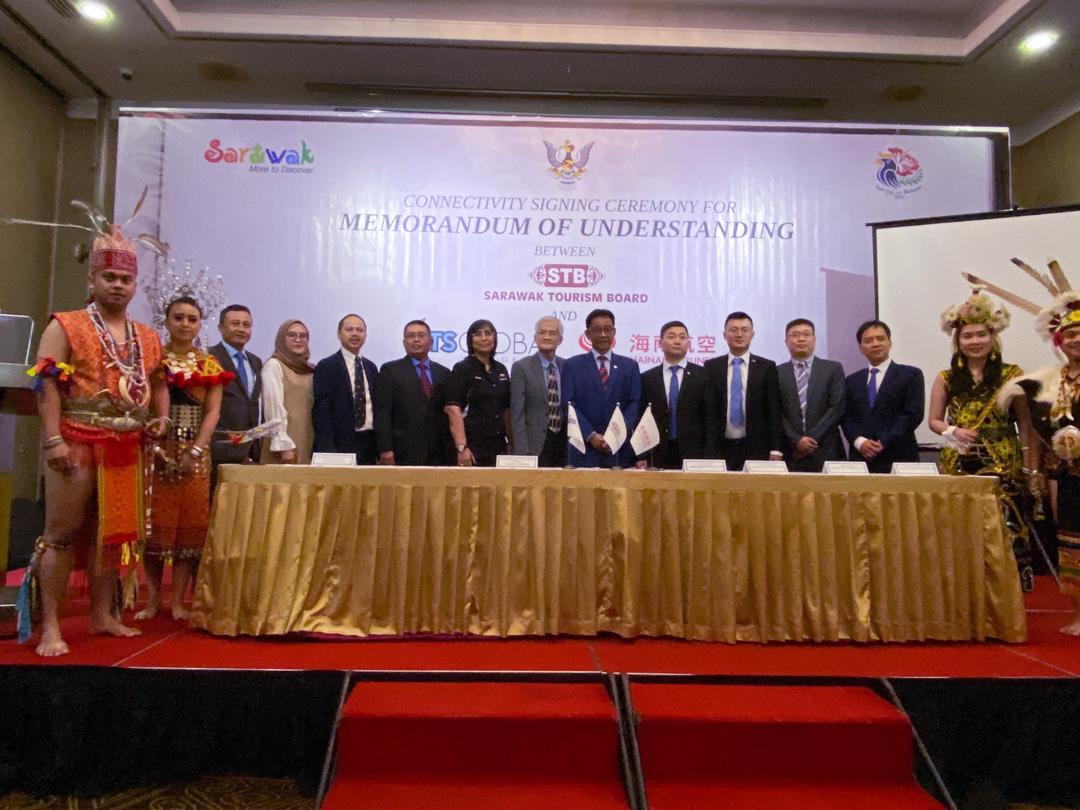 Photo shows YB Datuk Haji Abdul Wahab, STB Chairman (centre) standing beside YB Datuk Haji Karim Rahman Hamzah, Minister of Tourism, Arts and Culture Sarawak (ninth left) and STB CEO, Sharzede Datu Haji Salleh Askor (seventh left) with Mr Mohd Sharom Mabol (third left) representing ATS Global and Mr Yang Lei (sixth right) representing Hainan Airlines.