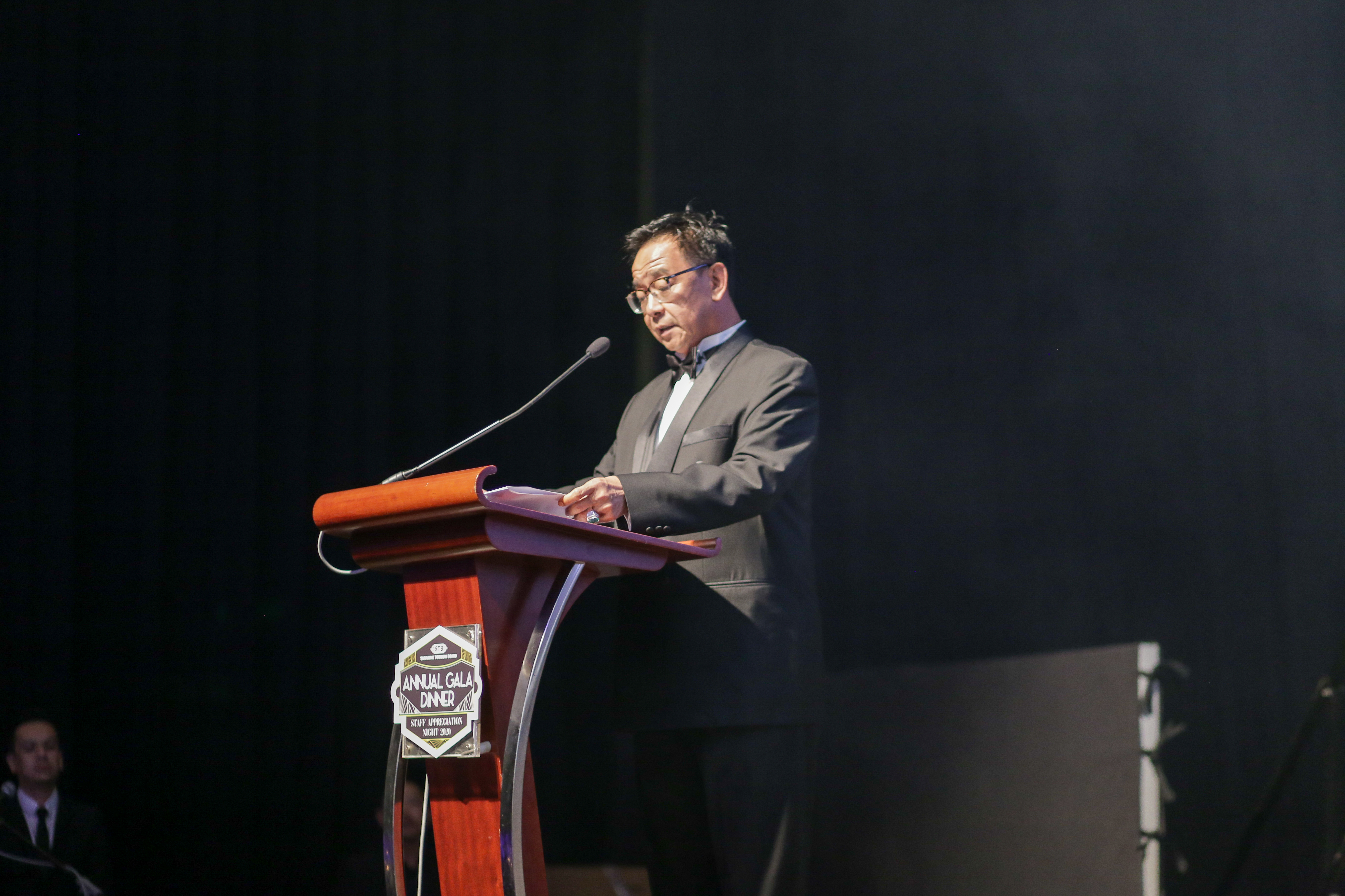 Photo shows the Minister of Tourism, Arts and Culture and Minister of Youth and Sports Sarawak, Datuk Haji Abdul Karim Rahman Hamzah presenting his speech during STB’s Annual Gala Dinner