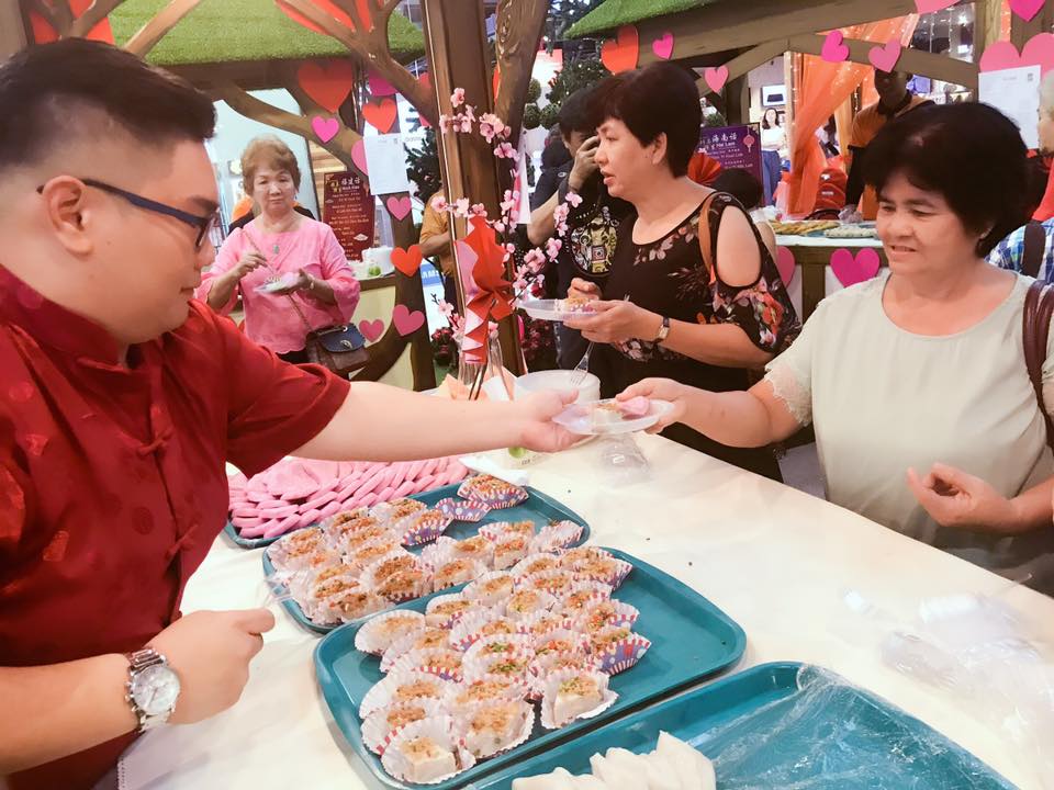 Photo shows visitors coming to taste Chinese delicacies during the Chinese New Year Yee Sang celebration 2019