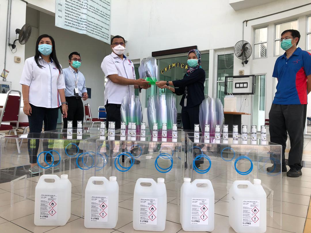 Photo shows Prof Dr Wan Hashim, Deputy Vice Chancellor of Research and Innovation handing over the items to Aida Aminah, Science Officer at SGH. (Photo by UNIMAS News)