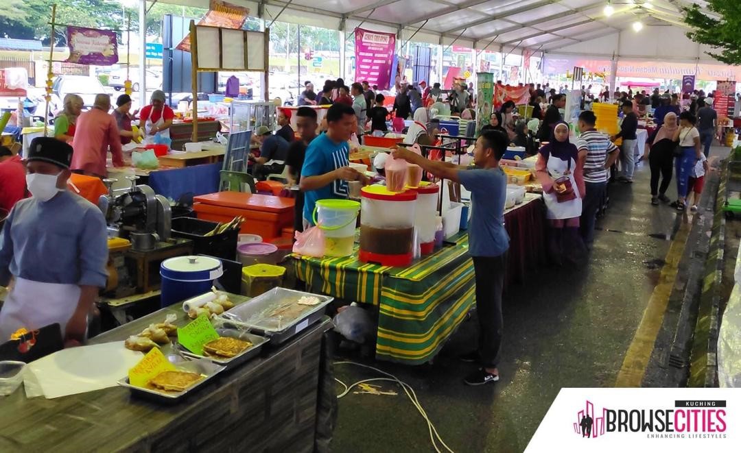 Photo shows a bustling Ramadan bazaar at Kubah Ria, Kuching, taken in 2019. (Photo by Kuching Browsecities Enhancing Lifestyles)