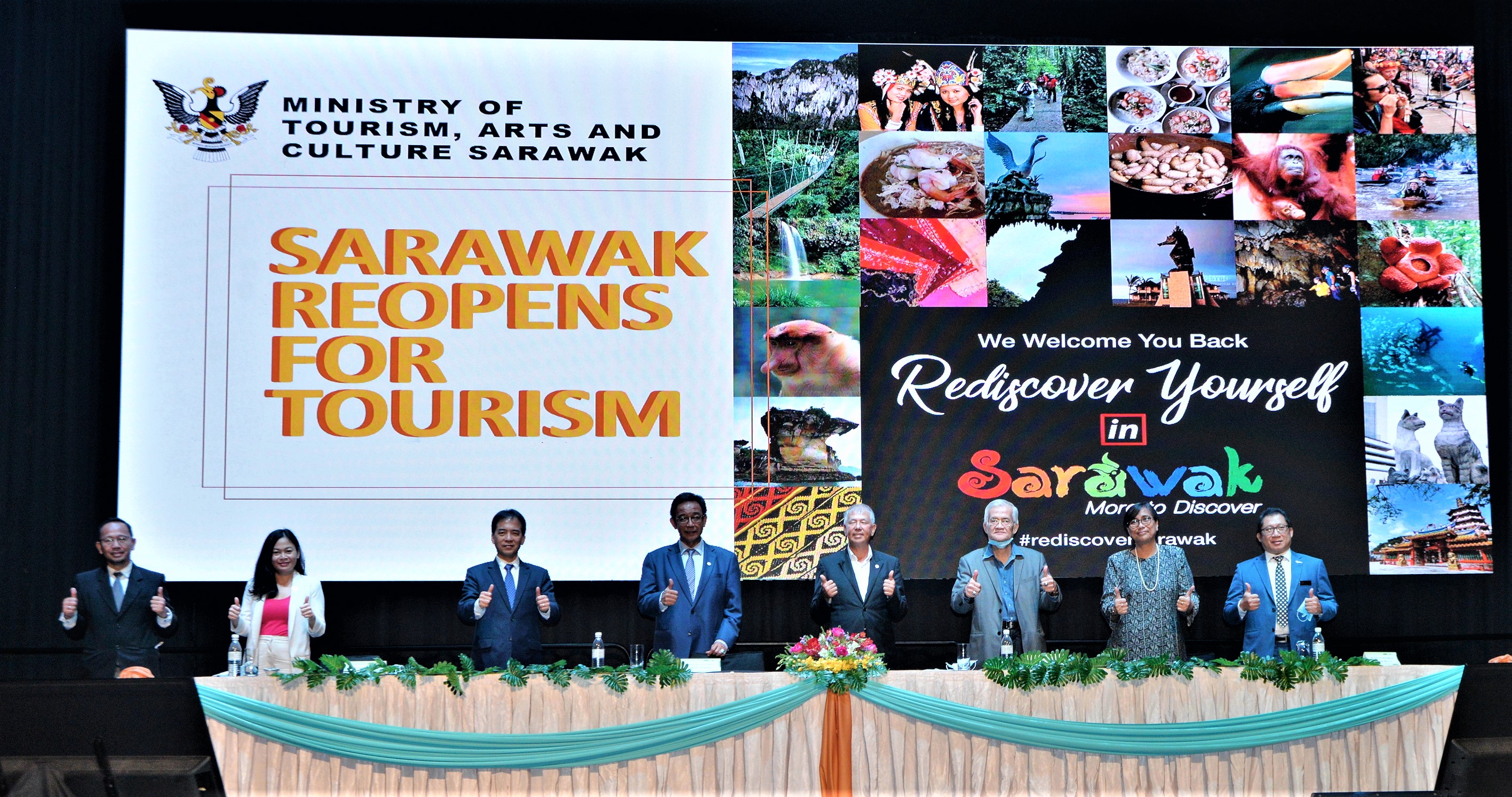 Photo shows the Minister of Tourism, Arts and Culture Sarawak, Datuk Haji Abdul Karim Rahman Hamzah (fourth left) seen with other guests at the launch of the ‘Sarawak Reopens For Tourism’ package at the Borneo Convention Centre Kuching. (Photo by BERNAMA)