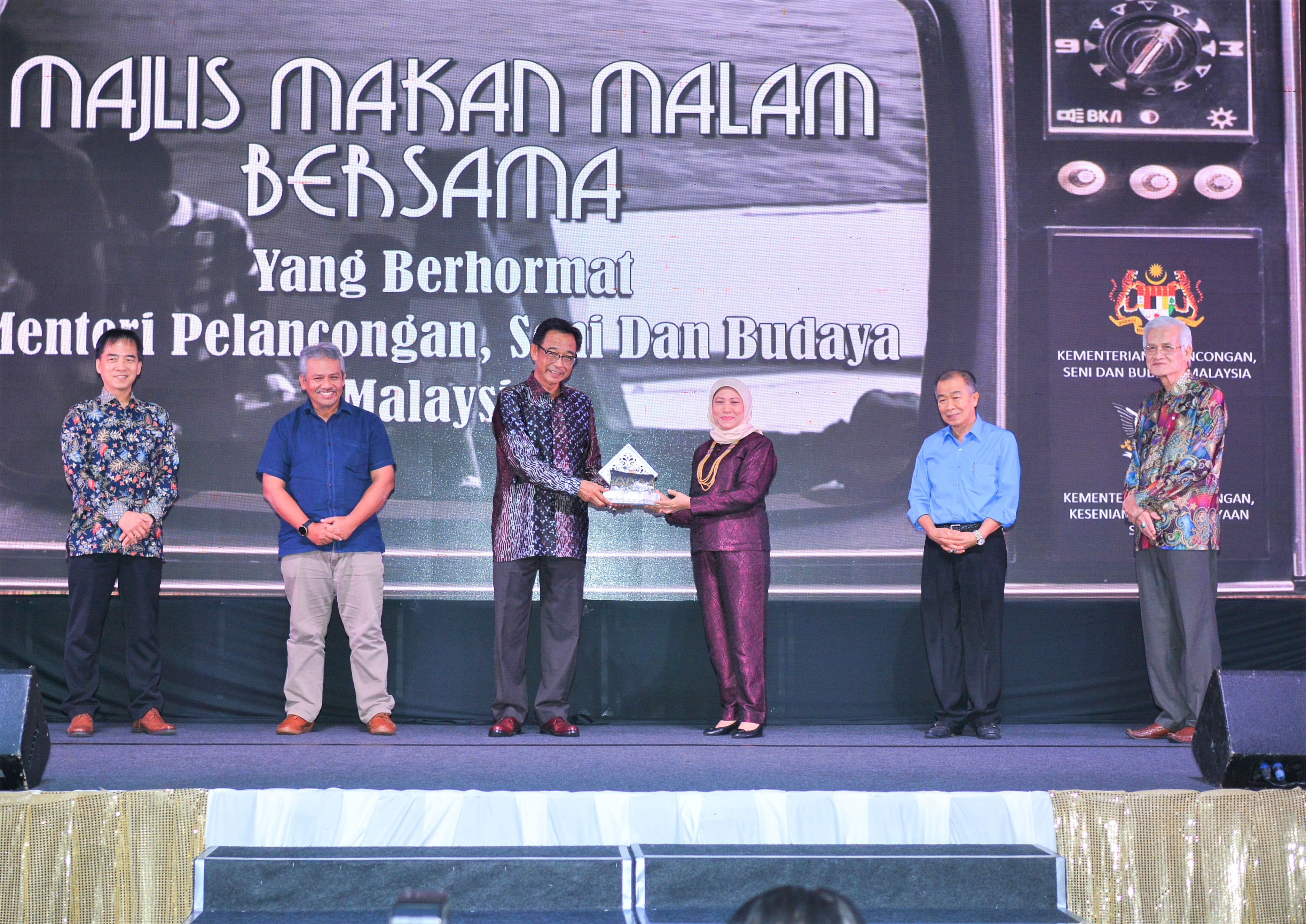 Photo shows the Minister of Tourism, Arts and Culture, Datuk Seri Nancy Shukri (third right) receiving a souvenir from the Minister of Tourism, Arts and Culture Sarawak, Datuk Haji Abdul Karim Rahman Hamzah (third left). (Photo taken by Mohd Alif Noni. Photo source: New Sarawak Tribune).