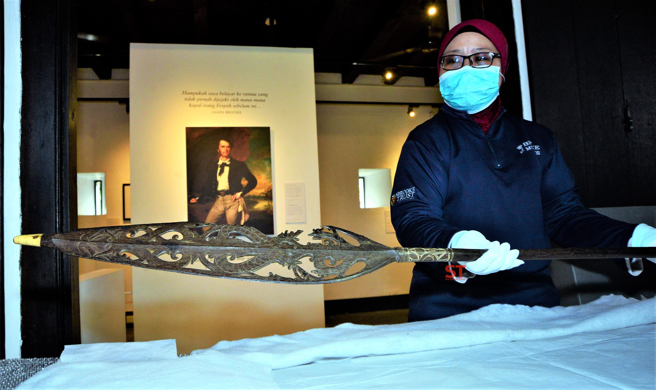 Photo shows Brooke Museum manager, Salliza Sadeni showcasing the 120-year-old 1.5-metre long ornamental wooden oar. (Photo credit: New Sarawak Tribune).