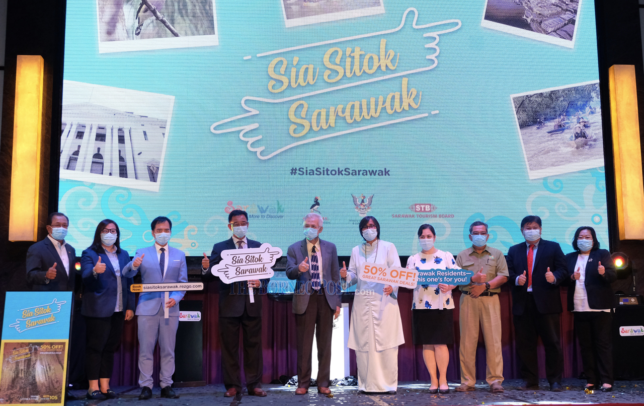 Photo shows The Minister of Tourism, Arts and Culture Sarawak, Datuk Abdul Karim Rahman Hamzah (fourth left) and former STB Chairman, Datuk Abdul Wahab Aziz, joined by STF President, Audry Wan Ulok (fourth right), STB CEO, Sharzede Datu Haji Salleh Askor (fifth right) and others during the launch. (Photo by Muhammad Rais Sanusi)